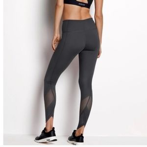 Victoria’s Secret knockout leggings, size small. # 82